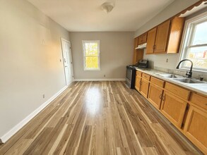 13 Brooks Ave in Quincy, MA - Foto de edificio - Building Photo