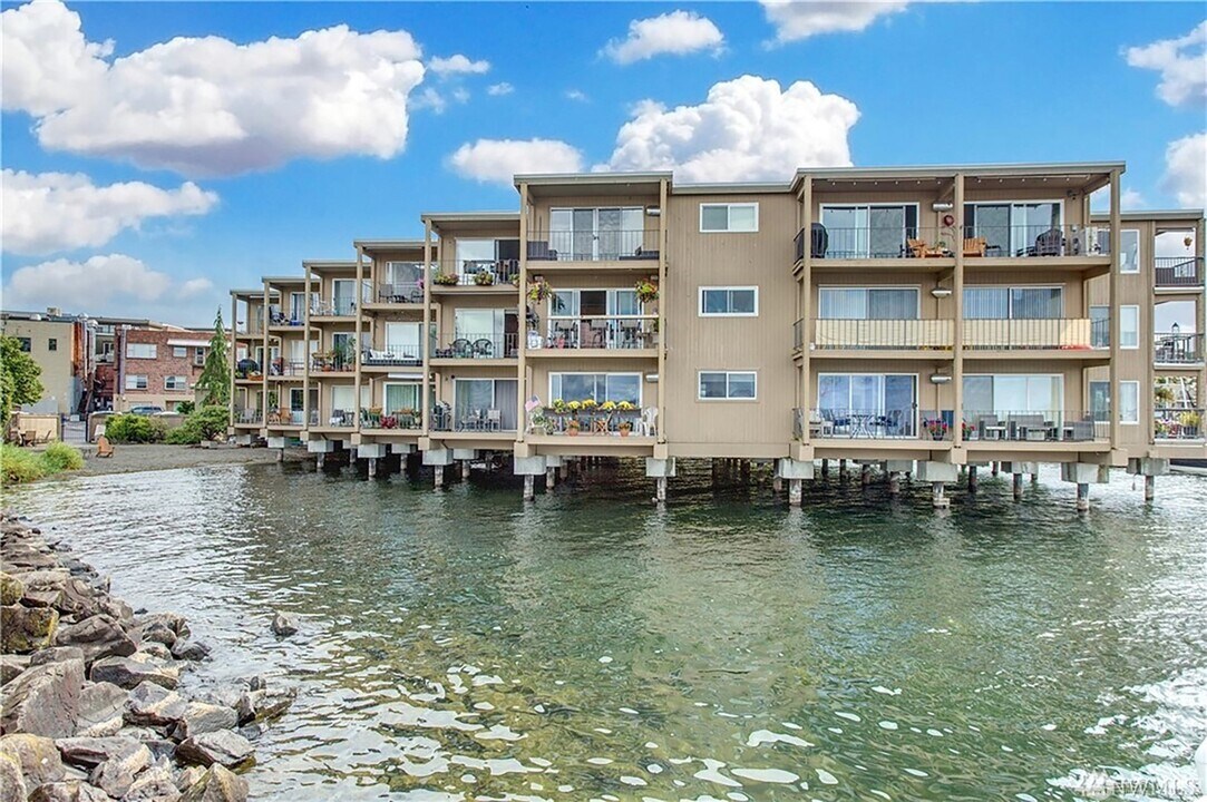 65 Kirkland Ave, Unit 214 in Kirkland, WA - Building Photo
