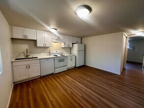 4523 SW Luradel St in Portland, OR - Building Photo - Building Photo