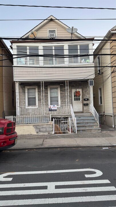 89 W 21st St in Bayonne, NJ - Building Photo