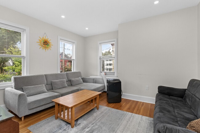7 Elm St, Unit 7 Elm St #2 in Boston, MA - Building Photo - Building Photo