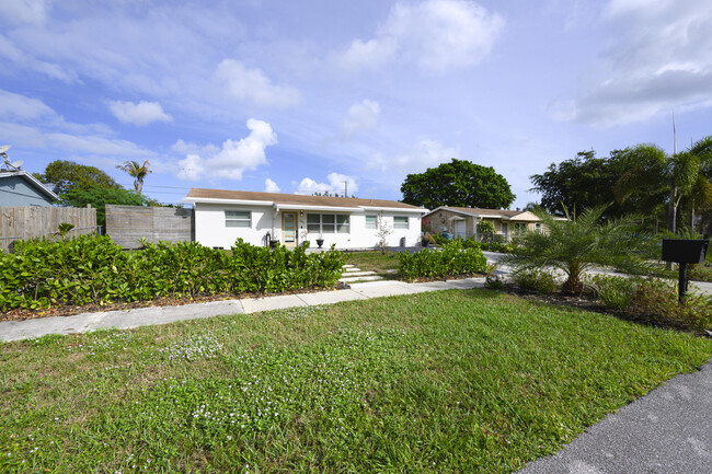 241 NE 16th Ct in Boynton Beach, FL - Building Photo - Building Photo