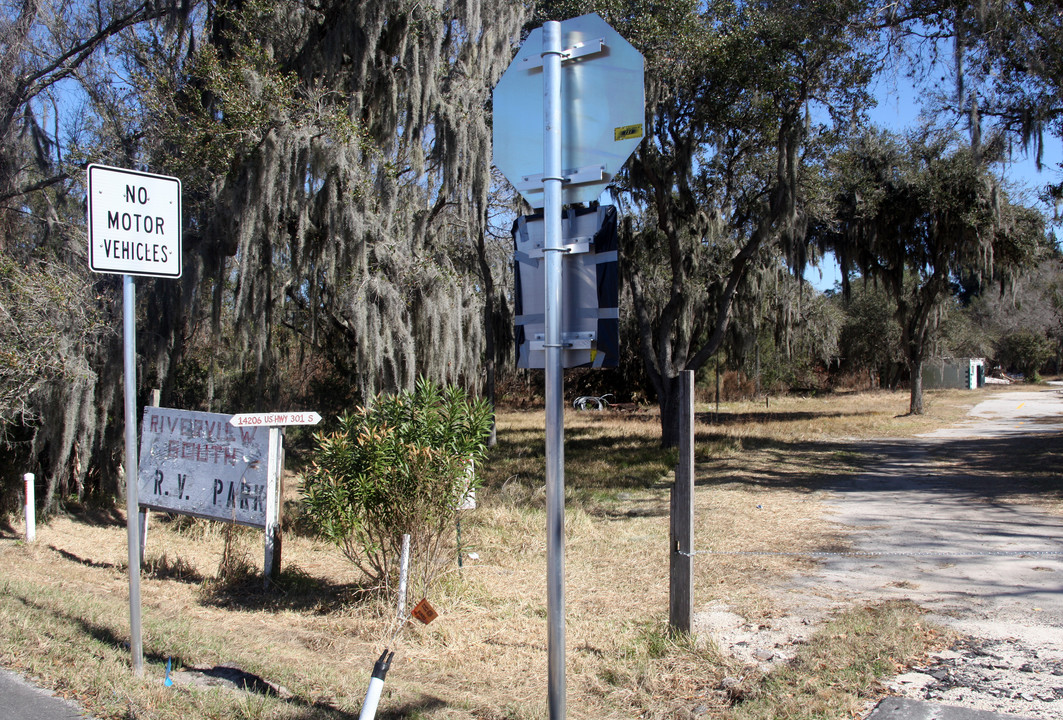 14206 S Highway 301 in Tampa, FL - Building Photo