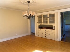 1096 Highland Ave, Unit #2 in Needham, MA - Foto de edificio - Building Photo