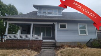 1034 NE Davis St in McMinnville, OR - Building Photo