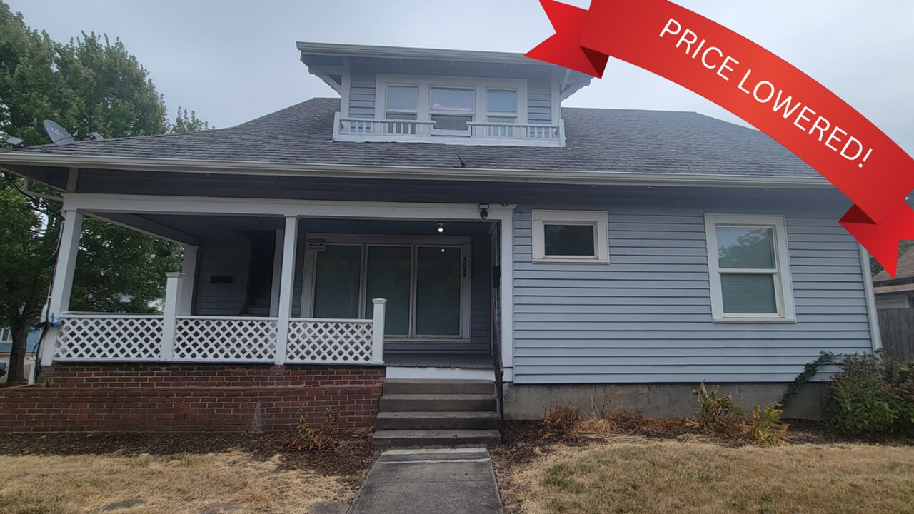 1034 NE Davis St in McMinnville, OR - Building Photo