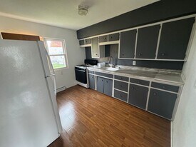 1153 Oregon St in Waterloo, IA - Building Photo