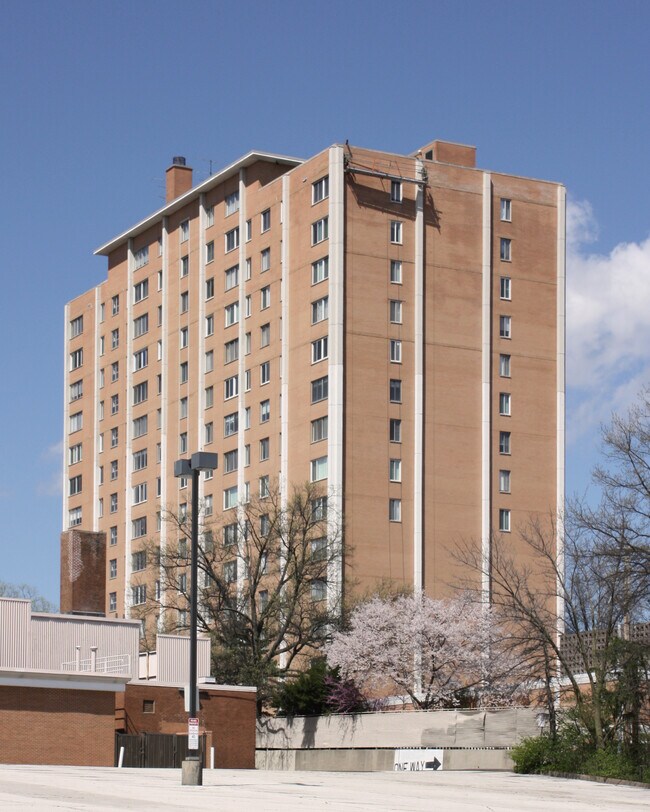 Hanley Towers in Clayton, MO - Foto de edificio - Building Photo