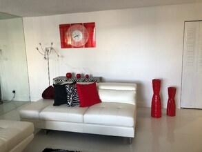 800 Parkview Dr in Hallandale Beach, FL - Building Photo - Building Photo