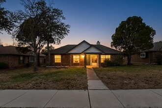1634 Sunswept Terrace in Lewisville, TX - Foto de edificio - Building Photo