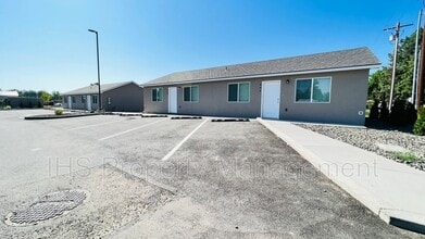 446 S 40th Ave in West Richland, WA - Foto de edificio - Building Photo