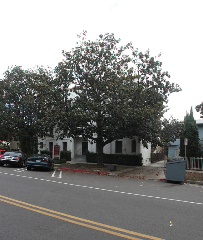 1740 Winona Blvd in Los Angeles, CA - Foto de edificio - Building Photo