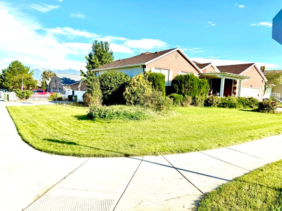 9283 S Star Lily Cir in West Jordan, UT - Building Photo
