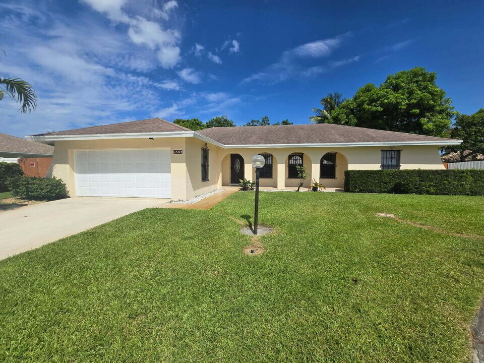 6504 Heather Way in West Palm Beach, FL - Building Photo
