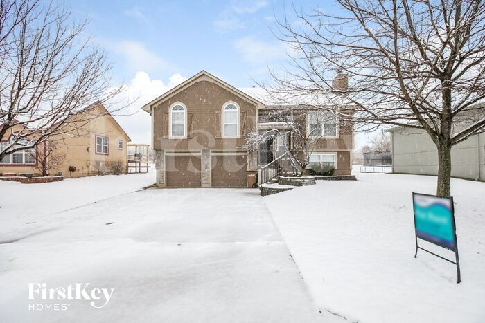 701 Corrington Dr in Raymore, MO - Building Photo