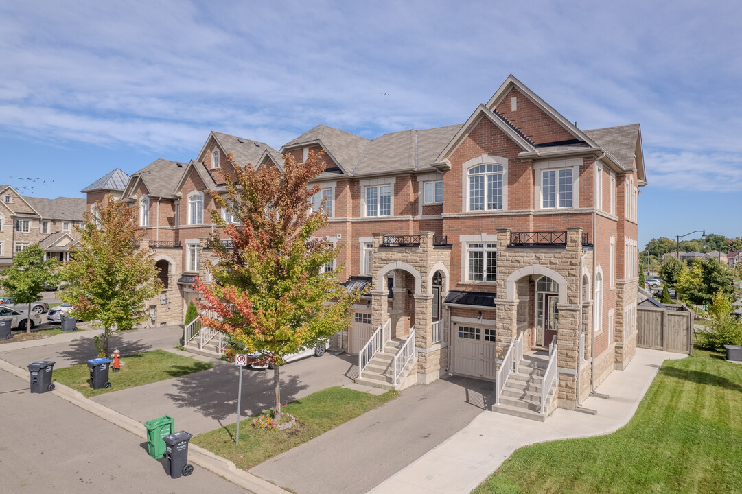 23 Rockbrook Trl in Brampton, ON - Building Photo