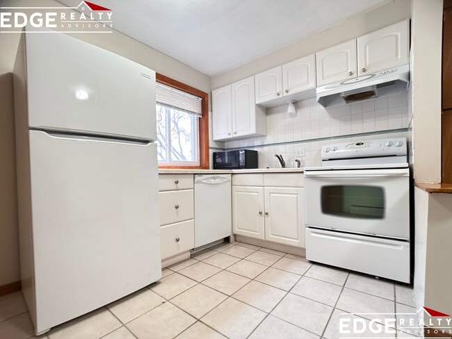 20 Jacqueline Rd, Unit B in Waltham, MA - Foto de edificio - Building Photo