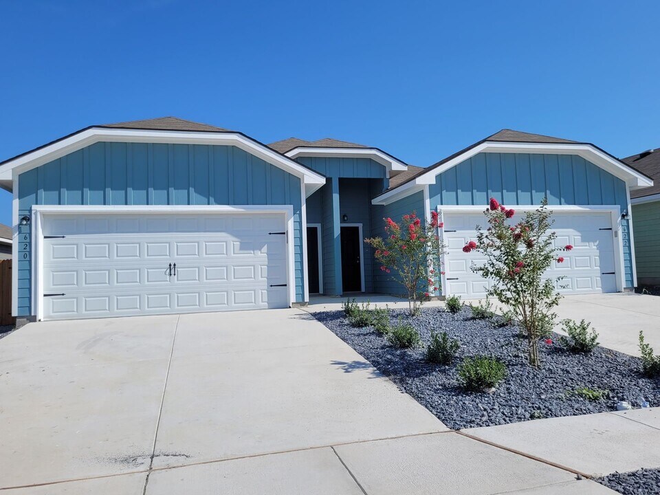 620-622 Ashers Pl in Seguin, TX - Foto de edificio