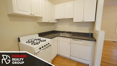 3721 N Pine Grove Ave, Unit #3724.5-W1 in Chicago, IL - Building Photo - Building Photo