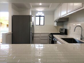 4627 Finley Ave, Unit 305 in Los Angeles, CA - Building Photo - Building Photo