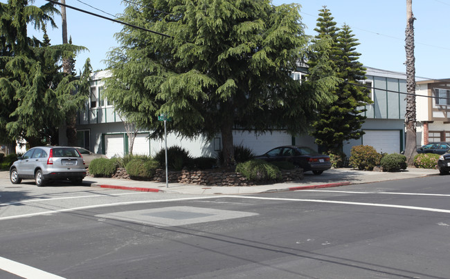 1198 Laurel St in San Carlos, CA - Foto de edificio - Building Photo