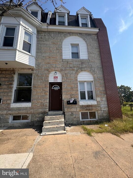 2405 Barclay St in Baltimore, MD - Building Photo