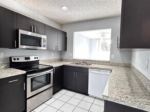 9900 NW 43rd Terrace in Doral, FL - Building Photo - Building Photo