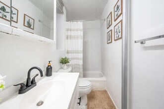 459 W 46th St in New York, NY - Building Photo - Building Photo