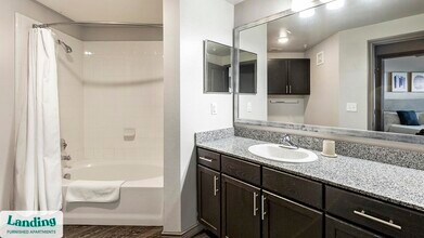 650 S Main St, Unit 1354 in Fort Worth, TX - Foto de edificio - Building Photo