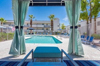 Sofia Apartments in Tempe, AZ - Foto de edificio - Building Photo