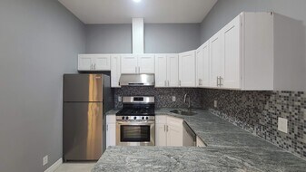 100 Griffith St in Jersey City, NJ - Building Photo