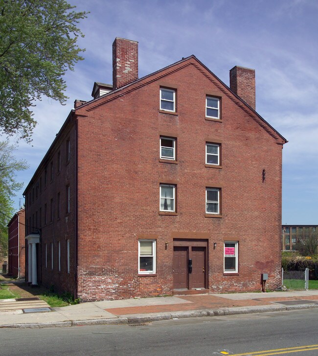 157-159 Exchange St in Chicopee, MA - Foto de edificio - Building Photo