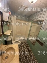 313 W 1st St in Newton, KS - Building Photo - Building Photo