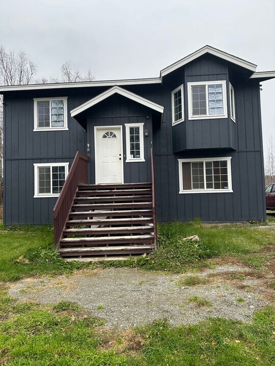 4755 W Ronnies Cir in Wasilla, AK - Foto de edificio