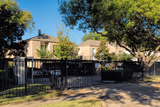 Woodchase Village Condominiums in Houston, TX - Foto de edificio - Building Photo