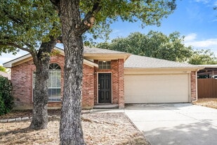 7325 Meadows Dr N in Forest Hill, TX - Building Photo