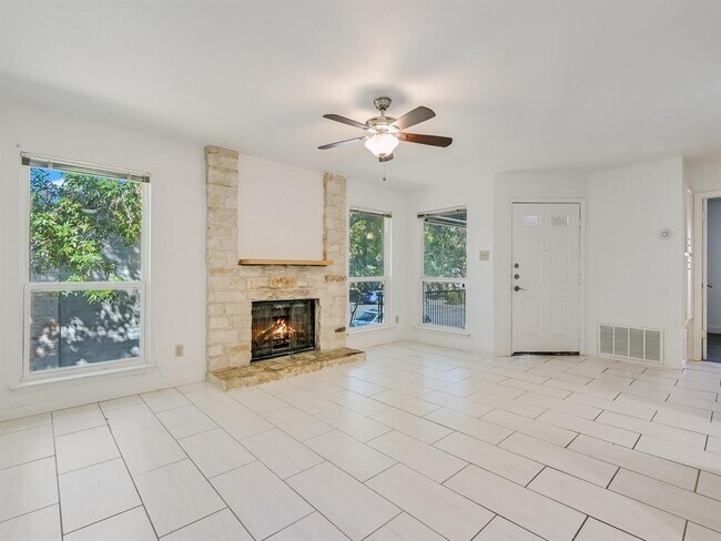 10616 Mellow Ln in Austin, TX - Building Photo - Building Photo