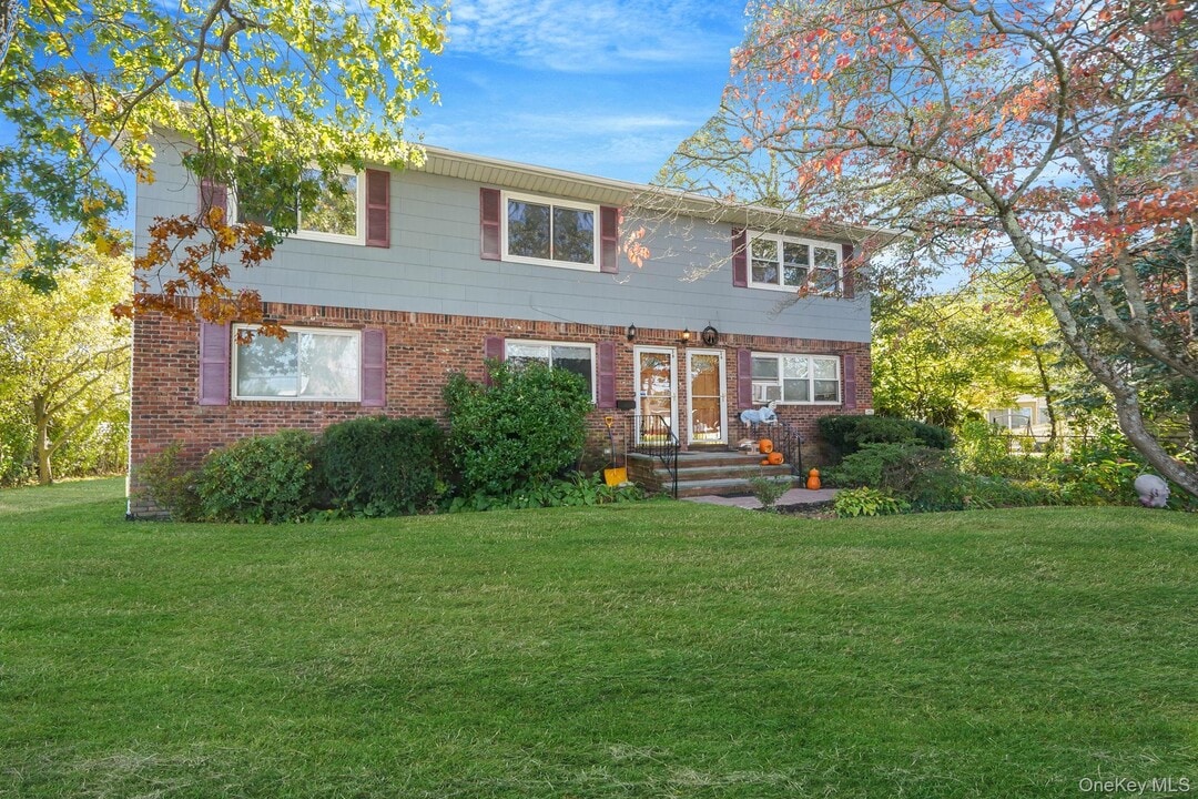 38 Nassau St in Islip Terrace, NY - Building Photo