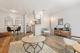 Meadow Creek Apartments in Garland, TX - Foto de edificio - Building Photo