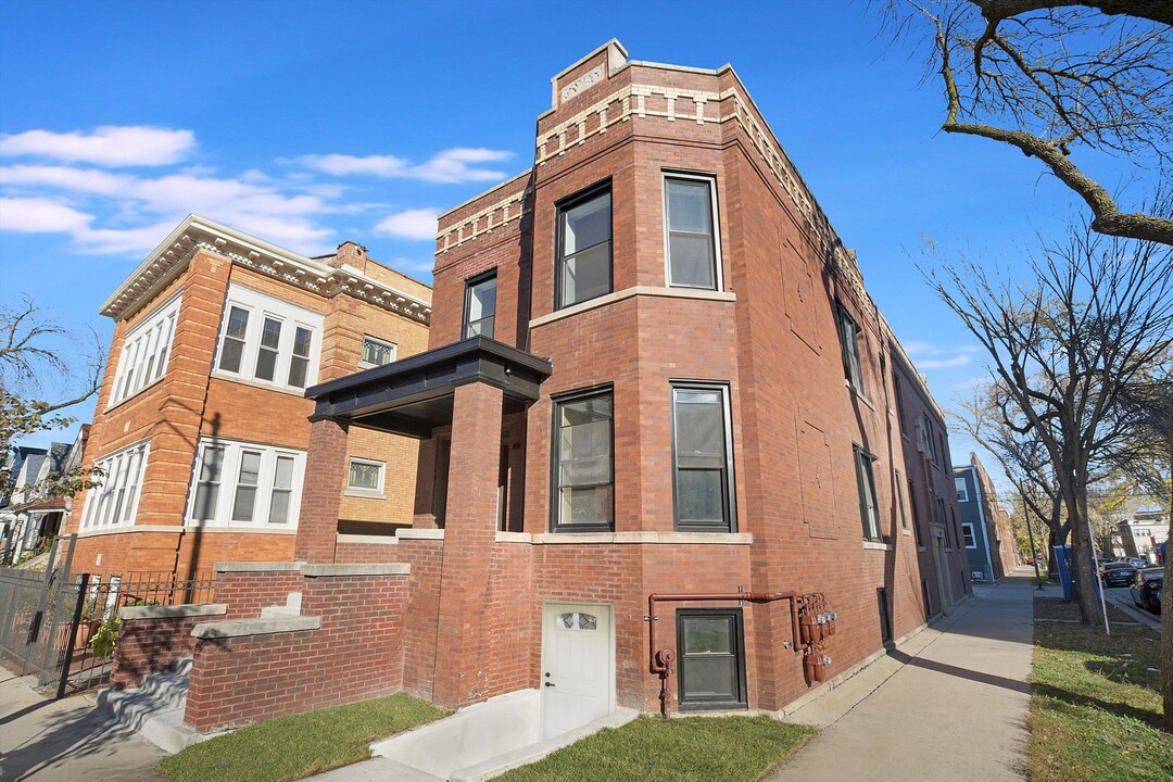 2952 W Altgeld St in Chicago, IL - Building Photo