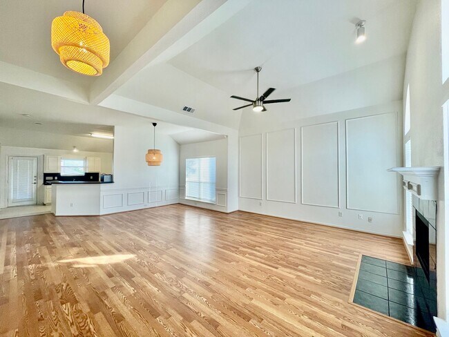 2015 Silverway Ln in Carrollton, TX - Building Photo - Building Photo