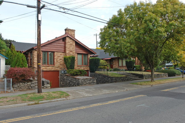 4521-4535 NE Broadway St in Portland, OR - Building Photo - Building Photo