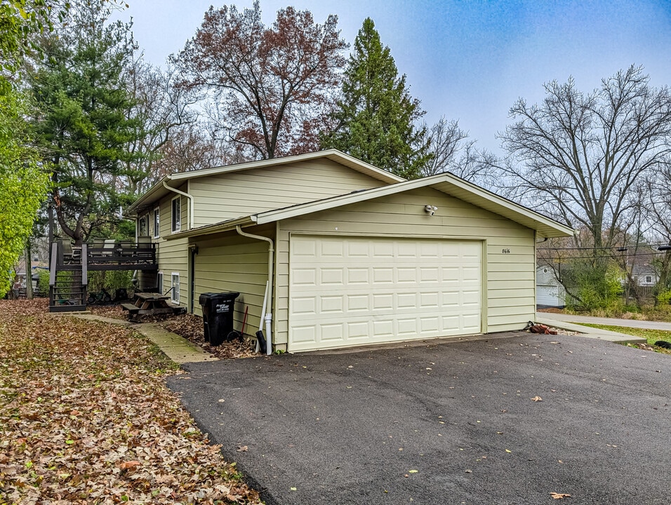 8616 Hickory Ave in Crystal Lake, IL - Foto de edificio