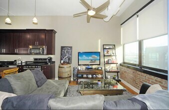 812 W Van Buren St, Unit 6C in Chicago, IL - Foto de edificio - Building Photo