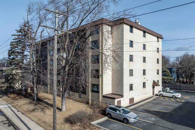 Lake Nokomis Condominiums in Minneapolis, MN - Building Photo - Primary Photo