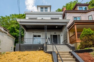 2338 Maple Ave in Pittsburgh, PA - Foto de edificio - Building Photo