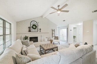 12415 Pantano Drive in Houston, TX - Foto de edificio - Building Photo