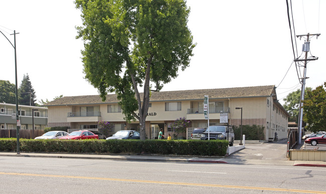 Emerald Gardens in Mountain View, CA - Building Photo - Building Photo