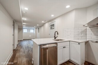 853 W Addison St in Chicago, IL - Building Photo - Building Photo