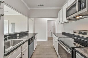 329 E Washington Ave in Navasota, TX - Building Photo